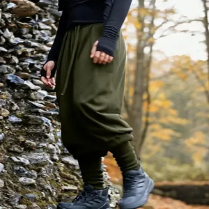 Vue détaillée du pantalon harem d'extérieur pour hommes vert olive avec cordon