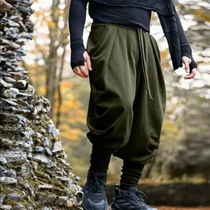 Détail du pantalon harem pour hommes vert olive avec taille à cordon et poignets.