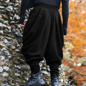 Gros plan de face arrière du pantalon sarouel noir ample pour hommes avec chevilles serrées