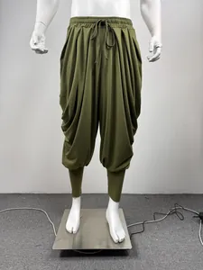 Vue de face du pantalon sarouel pour hommes, vert olive, avec taille à cordon de serrage