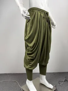 Détail d'un pantalon sarouel vert olive avec taille élastique à cordon de serrage