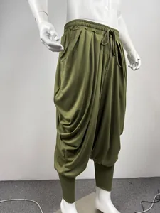 Vue détaillée du pantalon sarouel vert olive de style high street sur un mannequin blanc