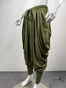 Vue détaillée du sarouel vert olive avec taille élastique à cordon et chevilles côtelées