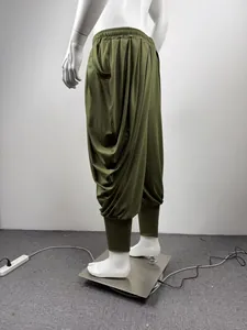 Profil latéral d'un pantalon sarouel homme vert olive montrant le drapé sur mannequin