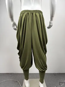 Détail de la vue arrière d'un pantalon sarouel homme vert olive avec entrejambe bas pour le plein air