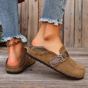 Vue détaillée des mules plateforme vintage en daim marron pour femmes, style Birkenstock