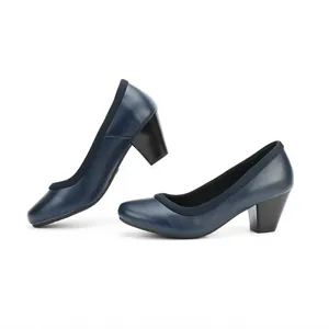 Vista laterale e posteriore delle décolleté in pelle blu navy con tacco a blocco