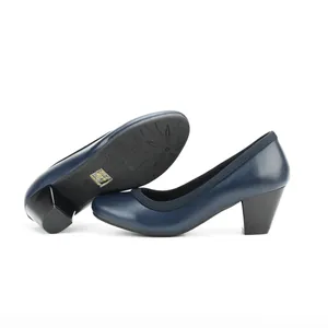 Eleganti décolleté blu navy con punta arrotondata, tacco a blocco e dettaglio suola antiscivolo