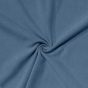 Gros plan détaillé de la texture du velours côtelé bleu pour les ensembles d'été décontractés
