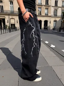 Pantalones vaqueros negros lavados para hombre con bordado de rayo blanco estilo