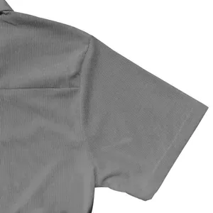 Détail en gros plan du tissu en velours côtelé gris sur un polo à manches courtes pour homme