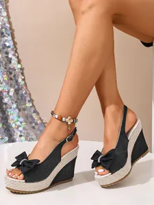 Elegante Denim Keilsandaletten mit Schleife und Strassverschluss für den Sommer