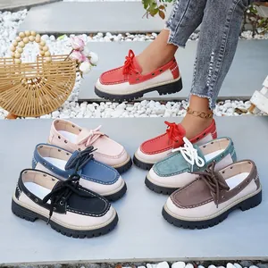 Detalle de los mocasines con plataforma retro en varios colores y punta redonda