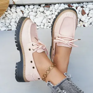 Elegantes mocasines con plataforma rosa claro y suela dentada negra con cordones
