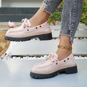 Mocasines de plataforma rosas para mujer con cordones y ojales metálicos