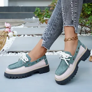 Mocasines con plataforma y cordones para mujer en diseño bicolor con remaches decorativos.