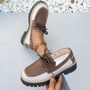Detalle de mocasines con plataforma vintage, costuras de contraste y suela de caucho dentada