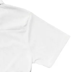 Gros plan détaillé sur la texture en velours côtelé blanc de ce polo à manches courtes