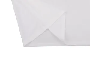 Gros plan de la texture du tissu en velours côtelé blanc pour l'ensemble polo homme.
