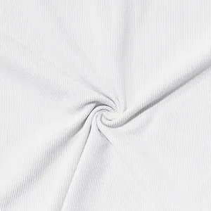 Gros plan sur la texture du velours côtelé blanc pour les vêtements d'été chics.