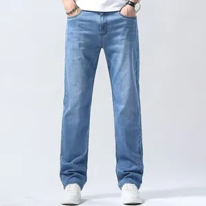 Klassische lockere Herren-Jeans mit geradem Bein in einer stilvollen hellblauen Waschung