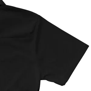 Vue rapprochée montrant la texture du tissu d'un polo à manches courtes en velours noir.