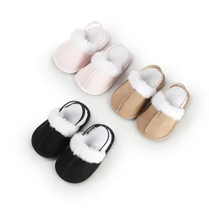 Zapatillas calientes para bebés en rosa, marrón y negro con ribete de piel sintética blanca.