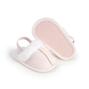 Zapatillas de casa rosas para bebé con ribete de pelo blanco y correa elástica