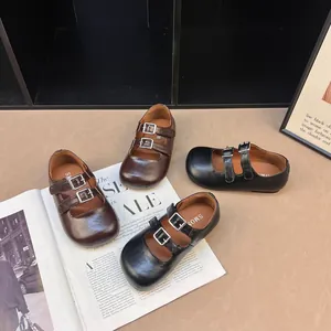 Scarpe Mary Jane retrò da bambina in nero e marrone scuro con eleganti fibbie doppie.