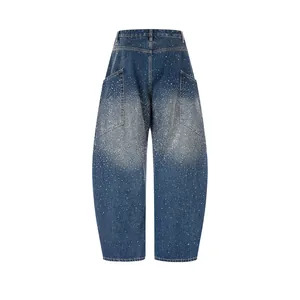 Retro blauwe wijde jeans met gebogen pijpen, fonkelende strass-steentjes en grote zakken