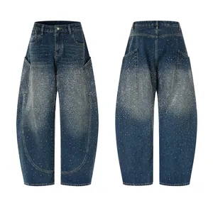 Vintage blauwe spijkerbroek met strassteentjes en grote zakken in een baggy pasvorm