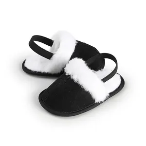 Primer plano de zapatillas de felpa para bebé en blanco y negro con correa elástica