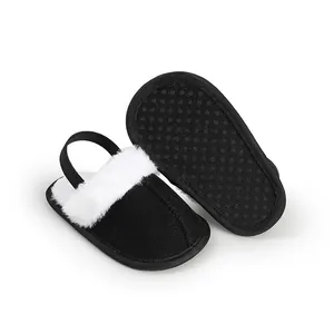 Detalle de zapatillas de bebé con suela antideslizante y borde de piel sintética