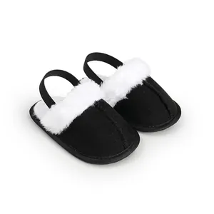 Zapatillas de bebé blancas y negras con pelo sintético y tira elástica