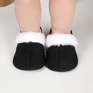 Primer plano de cálidas pantuflas negras de invierno para bebé con piel sintética y elástico