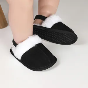 Detalle de zapatillas de invierno para bebé con banda elástica y suela antideslizante.