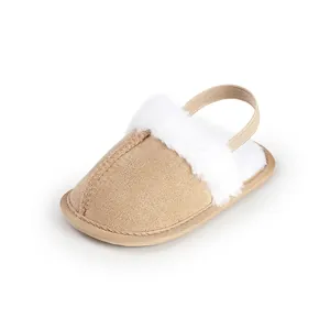 Zapatilla de invierno beige para bebé con forro de piel sintética y tira de talón