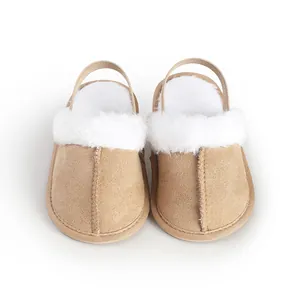 Zapatillas de bebé color caqui con pelo blanco y tira elástica en el talón.