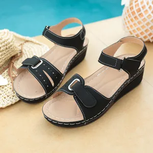 Eleganti sandali con zeppa neri da donna con pratica chiusura a velcro e punta aperta