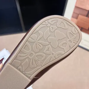 Macro della suola antiscivolo in gomma con motivi a fiocco per scarpe bambina