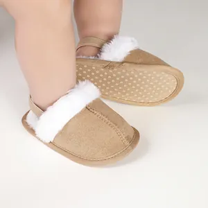 Detalle de cálidas zapatillas de bebé con piel sintética suave y suelas antideslizantes