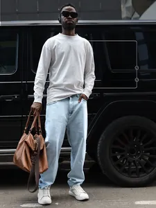 Dettaglio a figura intera dei jeans in denim azzurro a gamba dritta da uomo sul modello