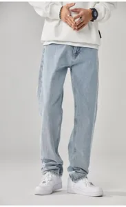 Dettaglio di jeans in denim azzurro da uomo con gamba dritta e vestibilità ampia casual