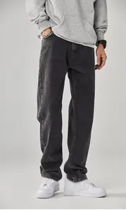Vista dettagliata dei jeans grigio scuro da uomo a gamba dritta e vestibilità molto ampia.