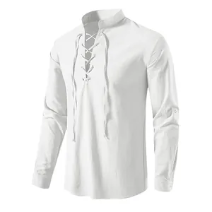 Vue détaillée d'une chemise médiévale rétro en coton et lin blanc avec laçage frontal
