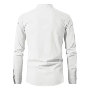 Vue arrière d'une chemise en coton et lin blanche de style médiéval à col montant