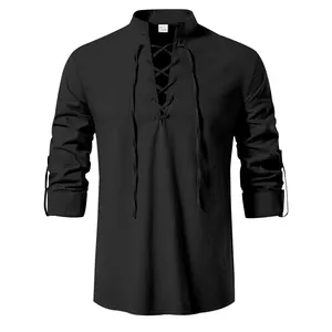 Vue détaillée de la chemise noire médiévale en coton et lin à lacets et col montant