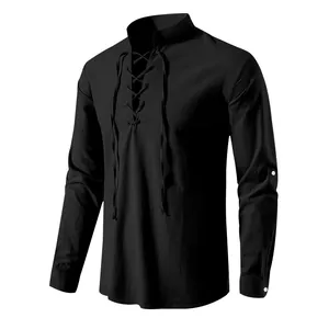 Vue de face de chemise médiévale rétro en coton et lin noir avec col à lacets