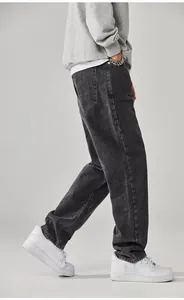 Vue détaillée de profil d'un jean homme ample à jambes droites en noir délavé vintage