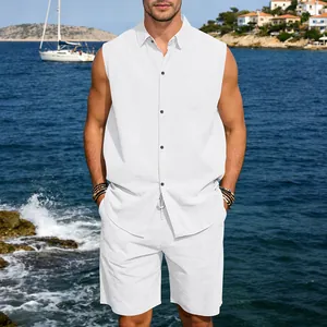 Model trägt weißes ärmelloses Leinenhemd und Shorts Set vor sonnigem Strandhintergrund